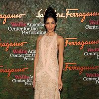 Freida Pinto en la apertura del Centro Wallis de Beverly Hills