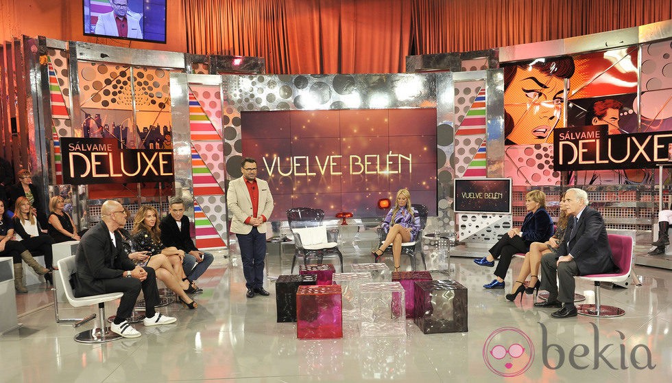 Belén Esteban con los colaboradores de 'Sálvame Deluxe'