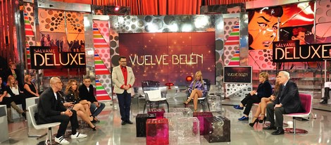 Belén Esteban con los colaboradores de 'Sálvame Deluxe'