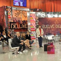 Belén Esteban con los colaboradores de 'Sálvame Deluxe'