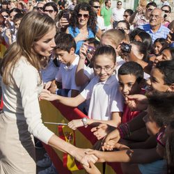 La Princesa Letizia saluda a unos niños en Totana