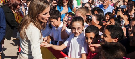 La Princesa Letizia saluda a unos niños en Totana