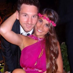 Leo Messi y Antonella Roccuzzo posan muy sonrientes