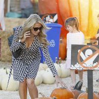 Paris Hilton seleccionando calabazas en el Mr. Bones Pumpkin Patch de Los Angeles