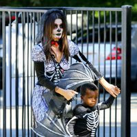 Sandra Bullock y su hijo en una fiesta de disfraces