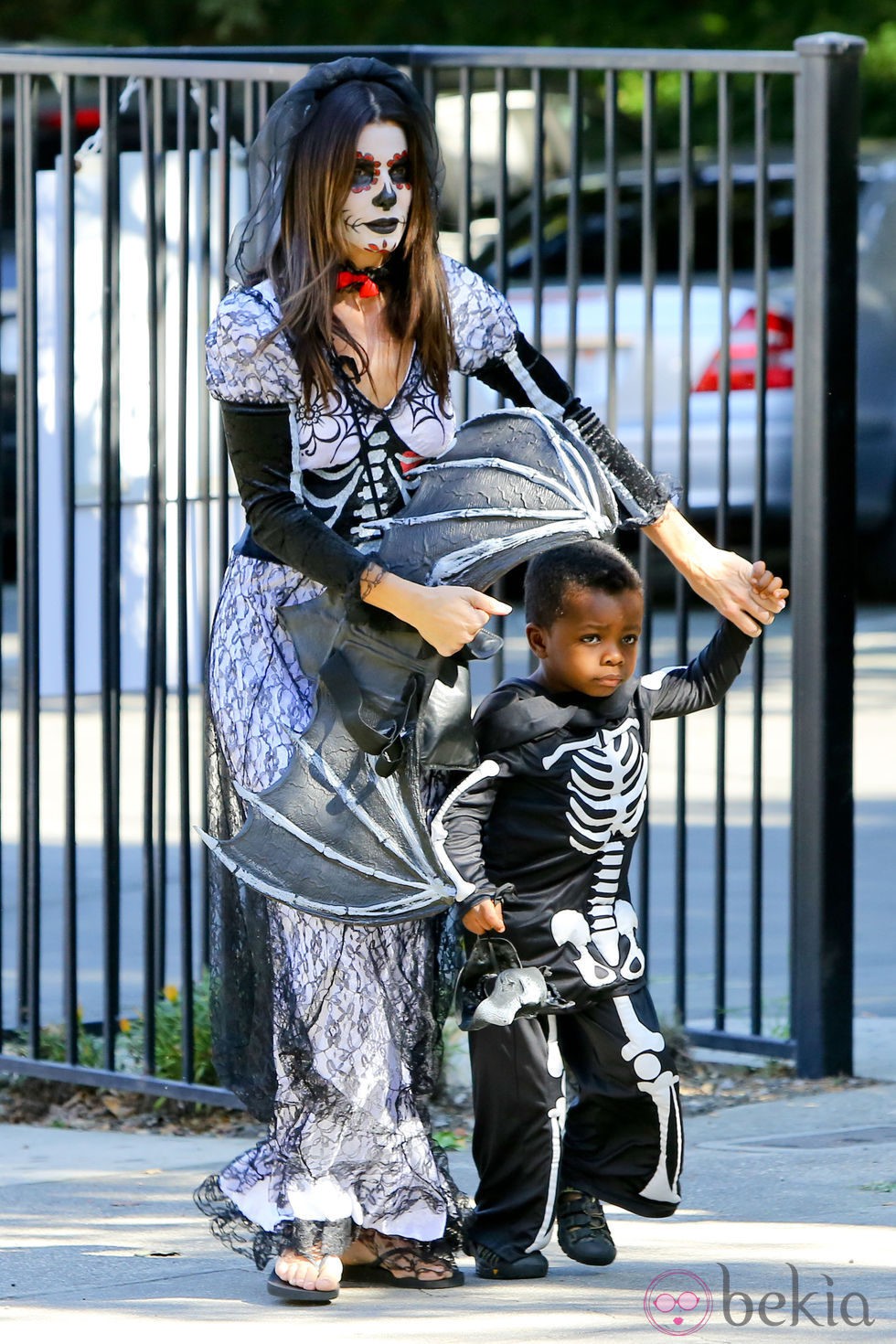 Sandra Bullock y su hijo en una fiesta de disfraces