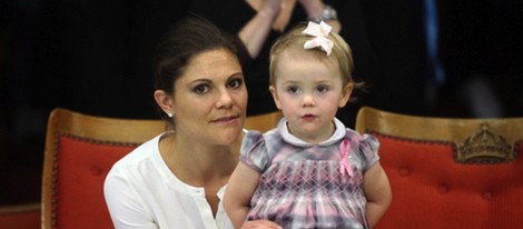 La Princesa Victoria de Suecia con su hija la Princesa Estela en la final del Abierto de Estocolmo