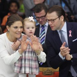 Los Príncipes Victoria y Daniel con Estela de Suecia en la final del Abierto de Estocolmo