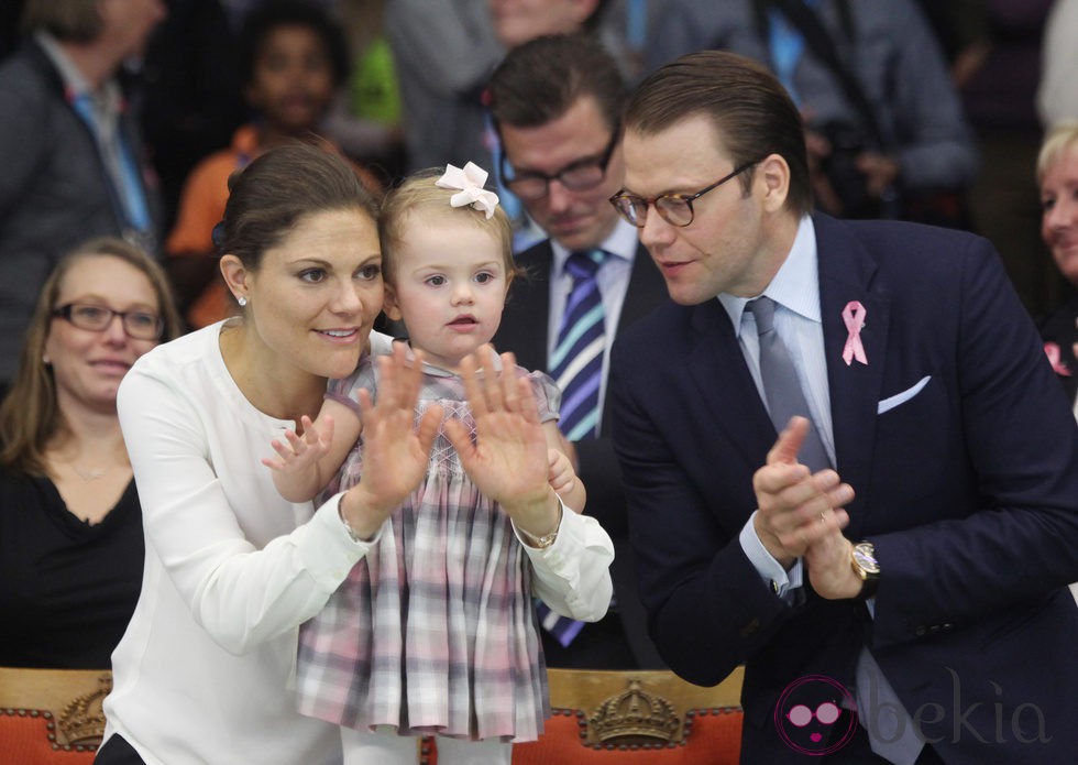 Los Príncipes Victoria y Daniel con Estela de Suecia en la final del Abierto de Estocolmo