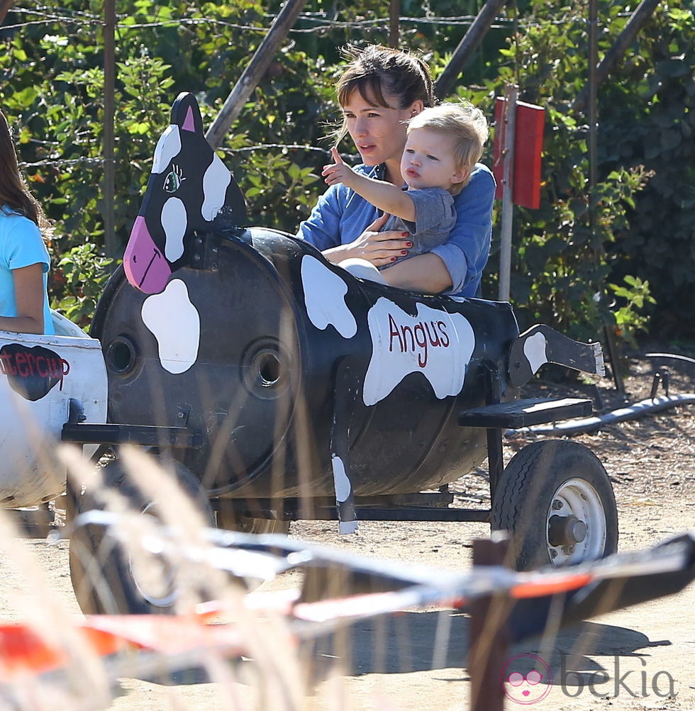 Jennifer Garner con su hijo Samuel Affleck en la plantación de calabazas de Simi Valley