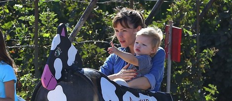 Jennifer Garner con su hijo Samuel Affleck en la plantación de calabazas de Simi Valley