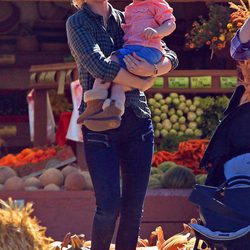 January Jones con su hijo Xander Dane en una granja de calabazas