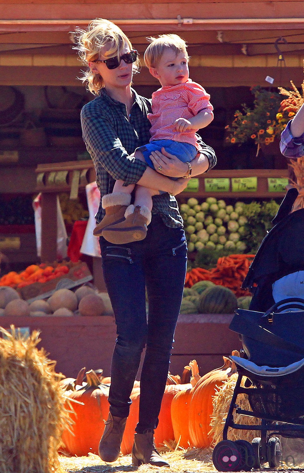 January Jones con su hijo Xander Dane en una granja de calabazas