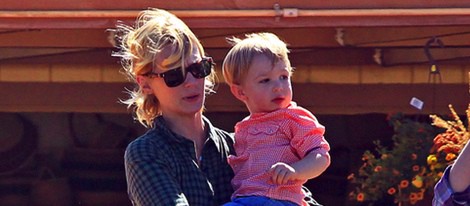 January Jones con su hijo Xander Dane en una granja de calabazas