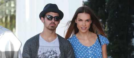 Joe Jonas y Blanda Eggenschwiler paseando cogidos de la mano