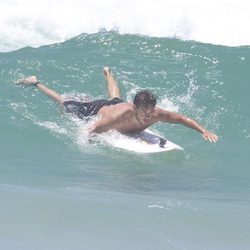 Liam Payne practicando surf en las playas de Australia