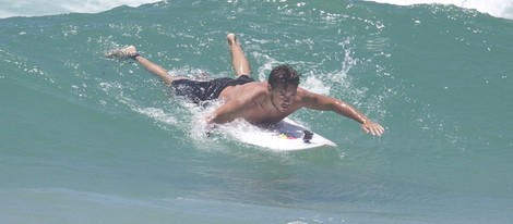 Liam Payne practicando surf en las playas de Australia