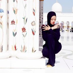 Rihanna junto a unas columnas en Abu Dhabi