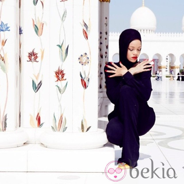 Rihanna junto a unas columnas en Abu Dhabi