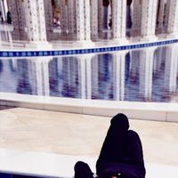 Rihanna tumbada en una mezquita de Abu Dhabi