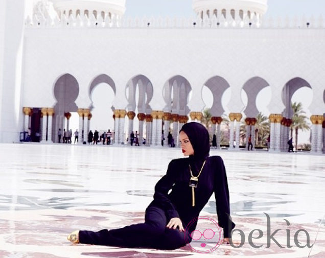 Rihanna recostada delante de una mezquita en Abu Dhabi