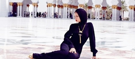 Rihanna recostada delante de una mezquita en Abu Dhabi