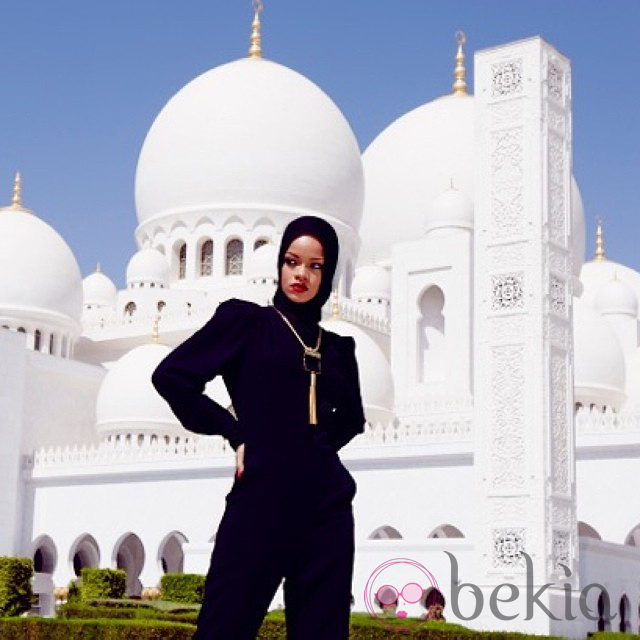 Rihanna posa delante de una mezquita en Abu Dhabi