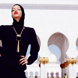 Rihanna sensual junto a una mezquita en Abu Dhabi