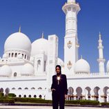 Rihanna de pie frente a una gran mezquita en Abu Dhabi