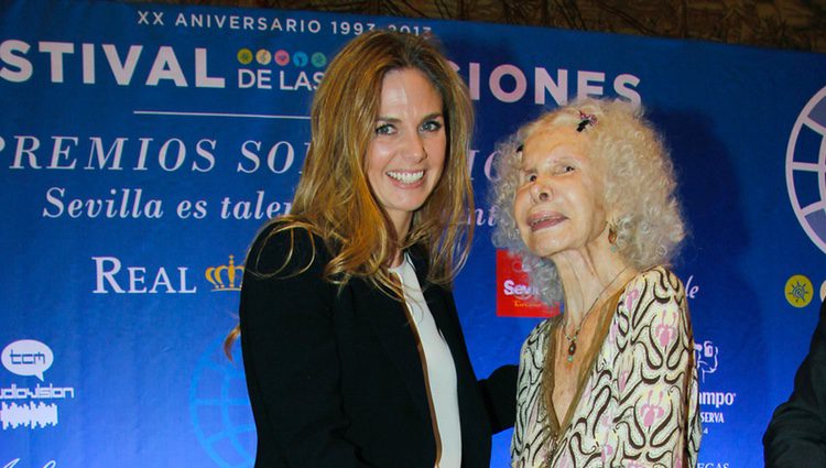 La Duquesa de Alba entrega a Genoveva Casanova el Premio Solidario del Festival de las Naciones 2013