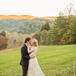 Kelly Clarkson y Brandon Blackstock se besan en su boda