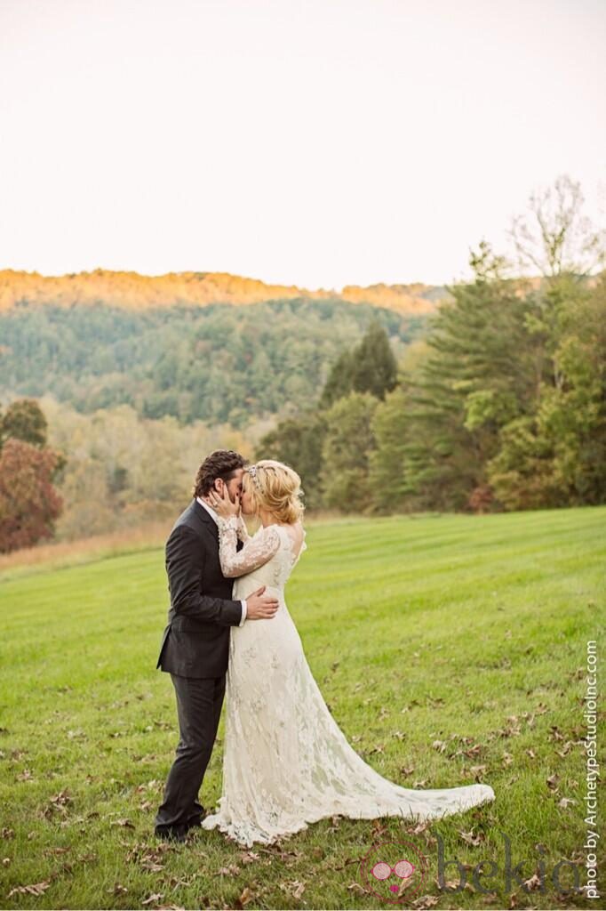 Kelly Clarkson y Brandon Blackstock se besan en su boda