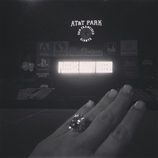 Mano de Kim Kardashian con su anillo de compromiso