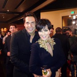 Kris Jenner junto a Joe Francis en la fiesta de pedida de Kim Kardashian