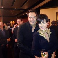 Kris Jenner junto a Joe Francis en la fiesta de pedida de Kim Kardashian