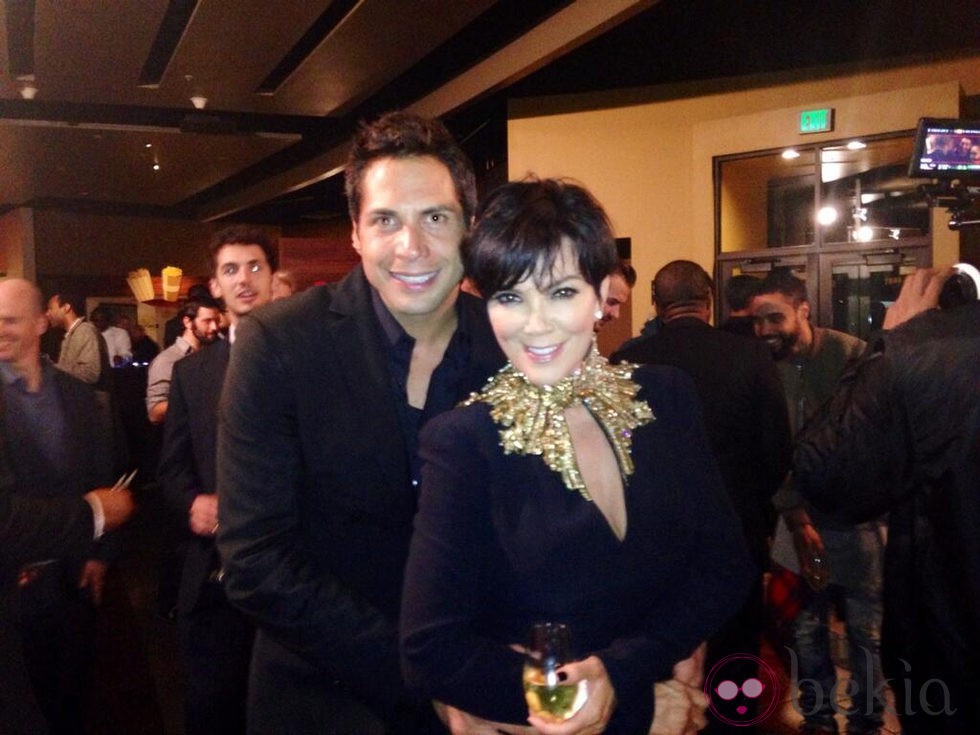 Kris Jenner junto a Joe Francis en la fiesta de pedida de Kim Kardashian