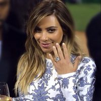 Kim Kardashian mostrando su anillo de compromiso