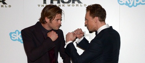 Chris Hemsworth y Tom Hiddleston en el estreno de 'Thor: El mundo oscuro' en Londres