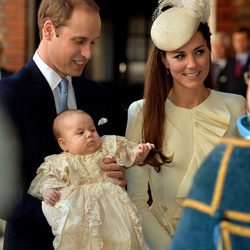 Los Duques de Cambridge y su hijo el Príncipe Jorge llegando al Palacio de St. James