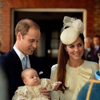 Los Duques de Cambridge y su hijo el Príncipe Jorge llegando al Palacio de St. James