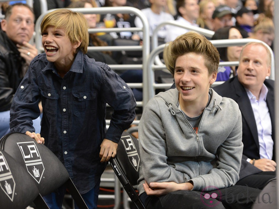 Romeo y Brooklyn Beckham en un partido de hockey sobre hielo