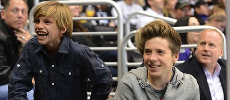 Romeo y Brooklyn Beckham en un partido de hockey sobre hielo