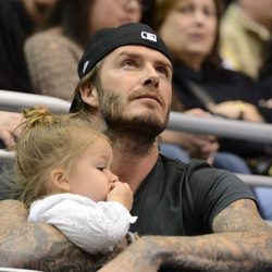 David Beckham y Harper Seven en un partido de hockey sobre hielo