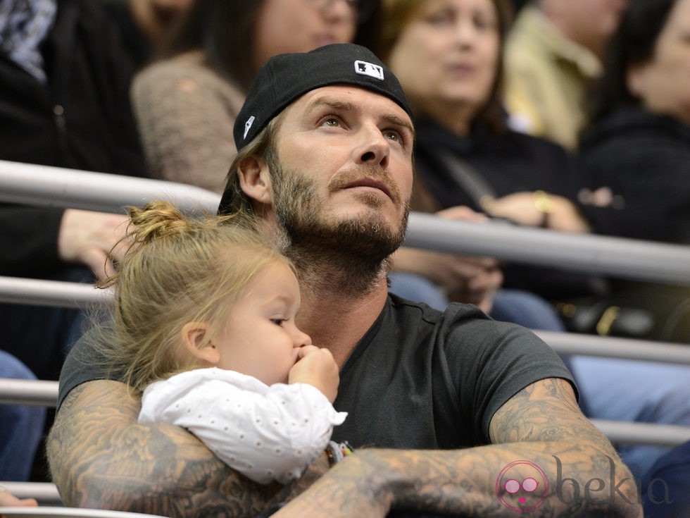 David Beckham y Harper Seven en un partido de hockey sobre hielo