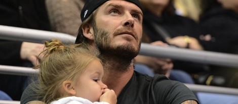 David Beckham y Harper Seven en un partido de hockey sobre hielo