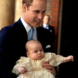 El Príncipe Guillermo con su hijo el Príncipe Jorge el día de su bautizo