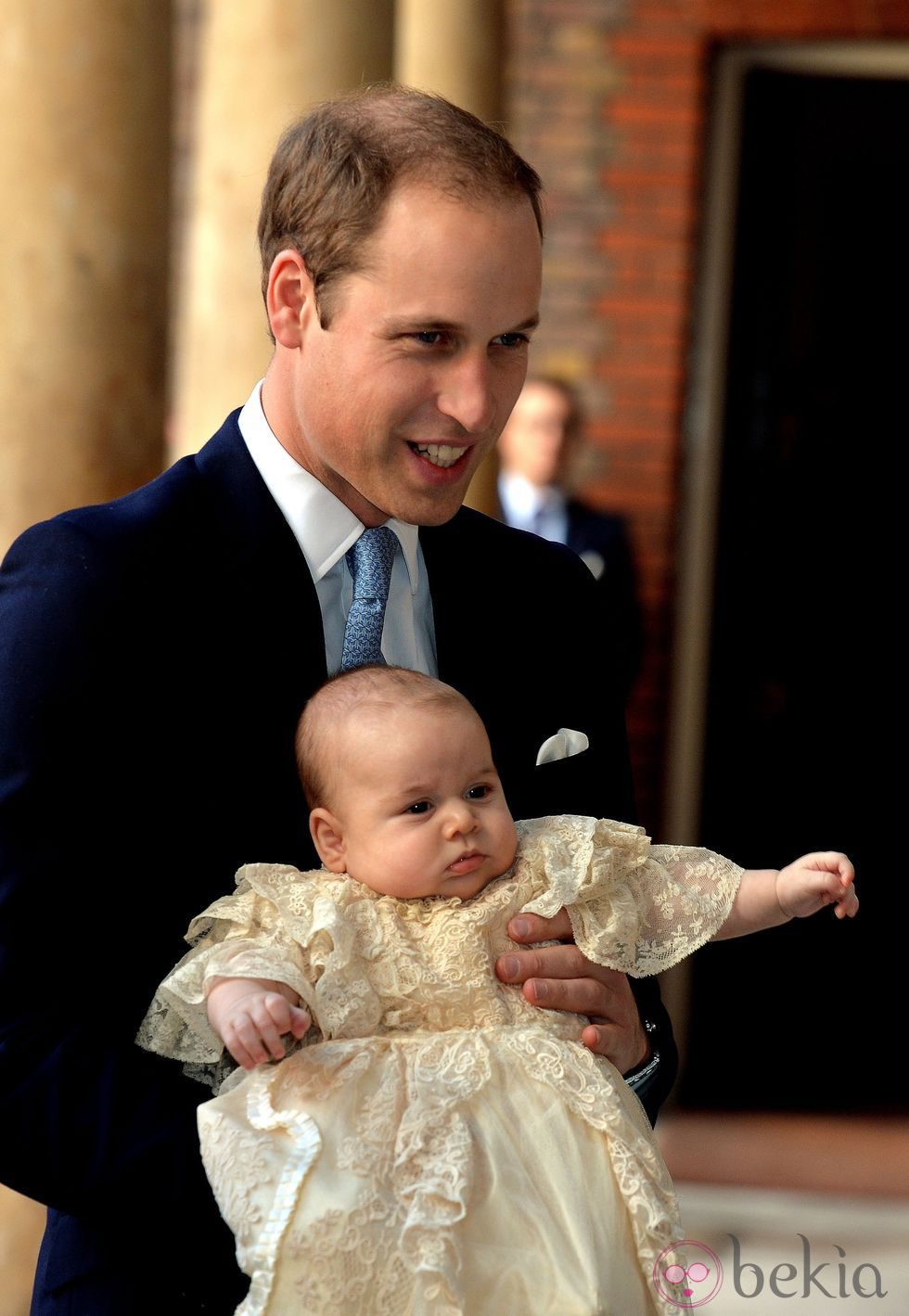 El Príncipe Guillermo con su hijo el Príncipe Jorge el día de su bautizo