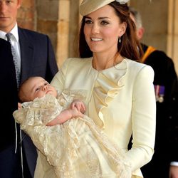 Kate Middleton con su hijo el Príncipe Jorge en brazos el día de su bautizo