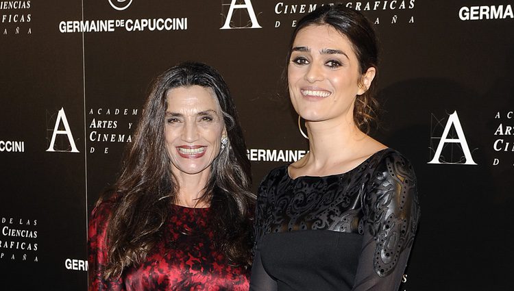 Ángela Molina con Olivia Molina tras recibir la Medalla de Oro de la Academia de Cine