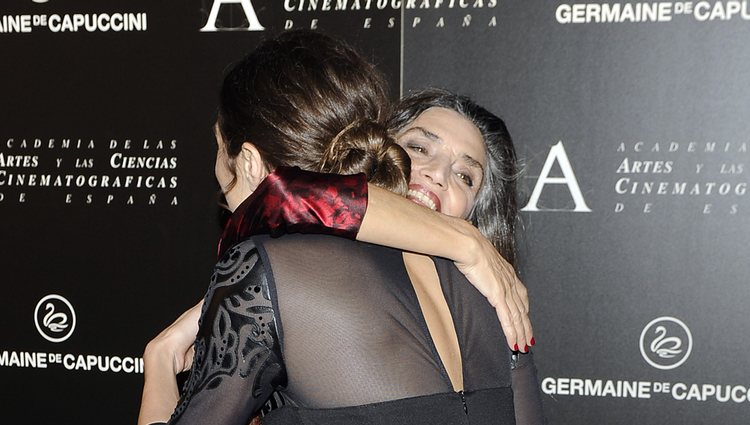 Ángela Molina abraza a Olivia Molina tras recibir la Medalla de Oro de la Academia de Cine